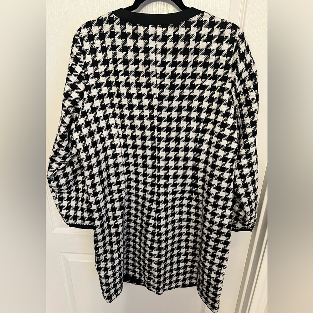 Chic Houndstooth Coat with Pearl Buttons - Picture 2 of 5